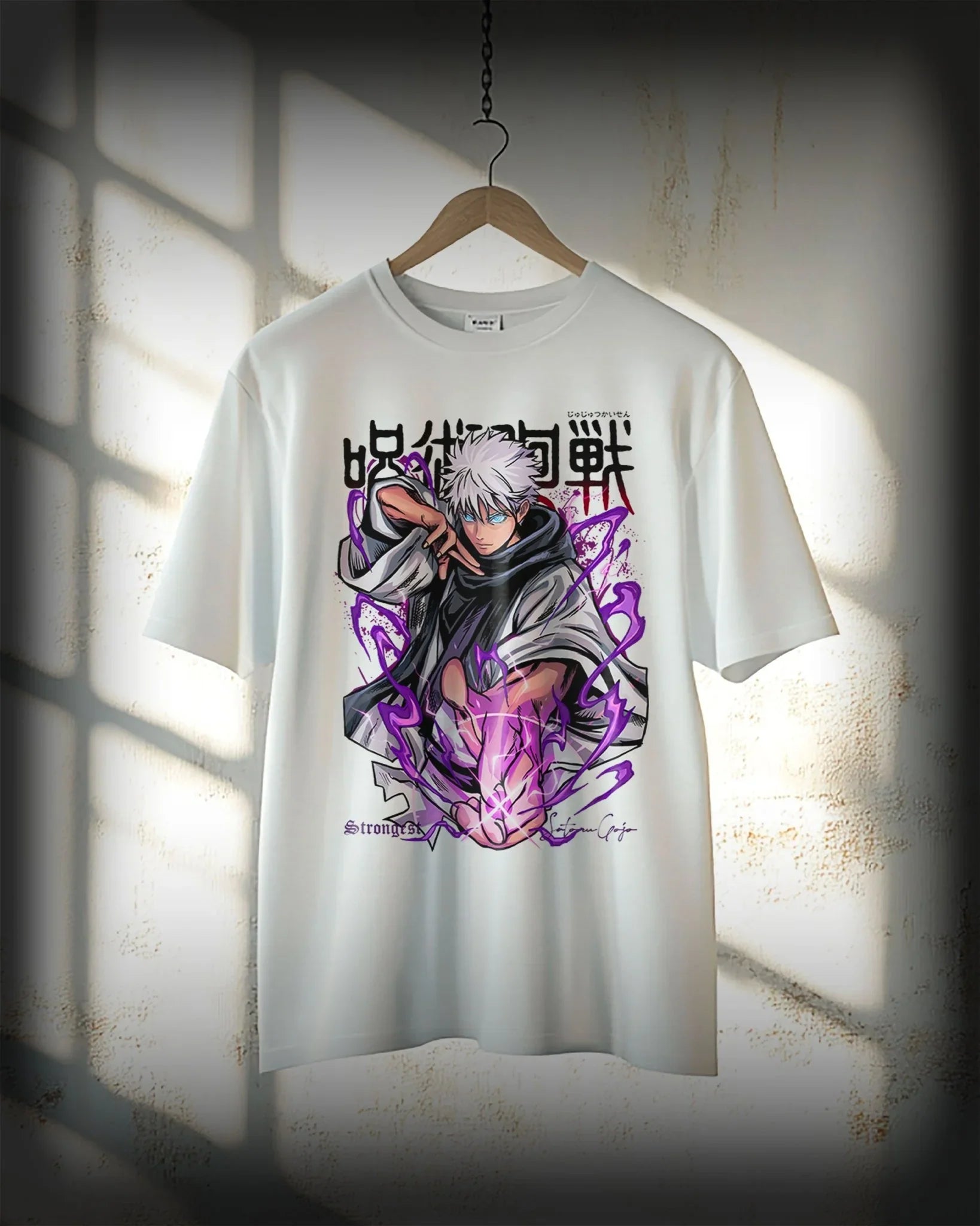 T-shirt bianca con stampa anime Gojo Satoru di Jujutsu Kaisen, effetto energetico viola.