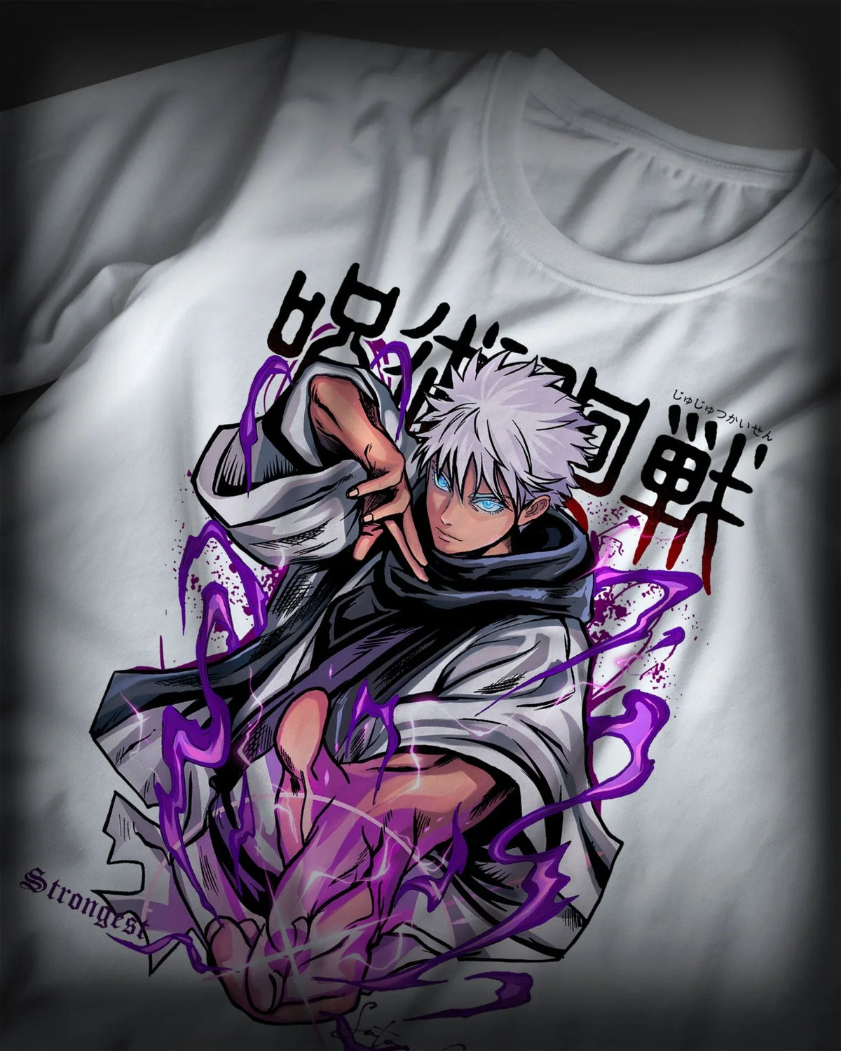 T-shirt bianca con stampa anime Gojo Satoru di Jujutsu Kaisen e dettagli viola energetici
