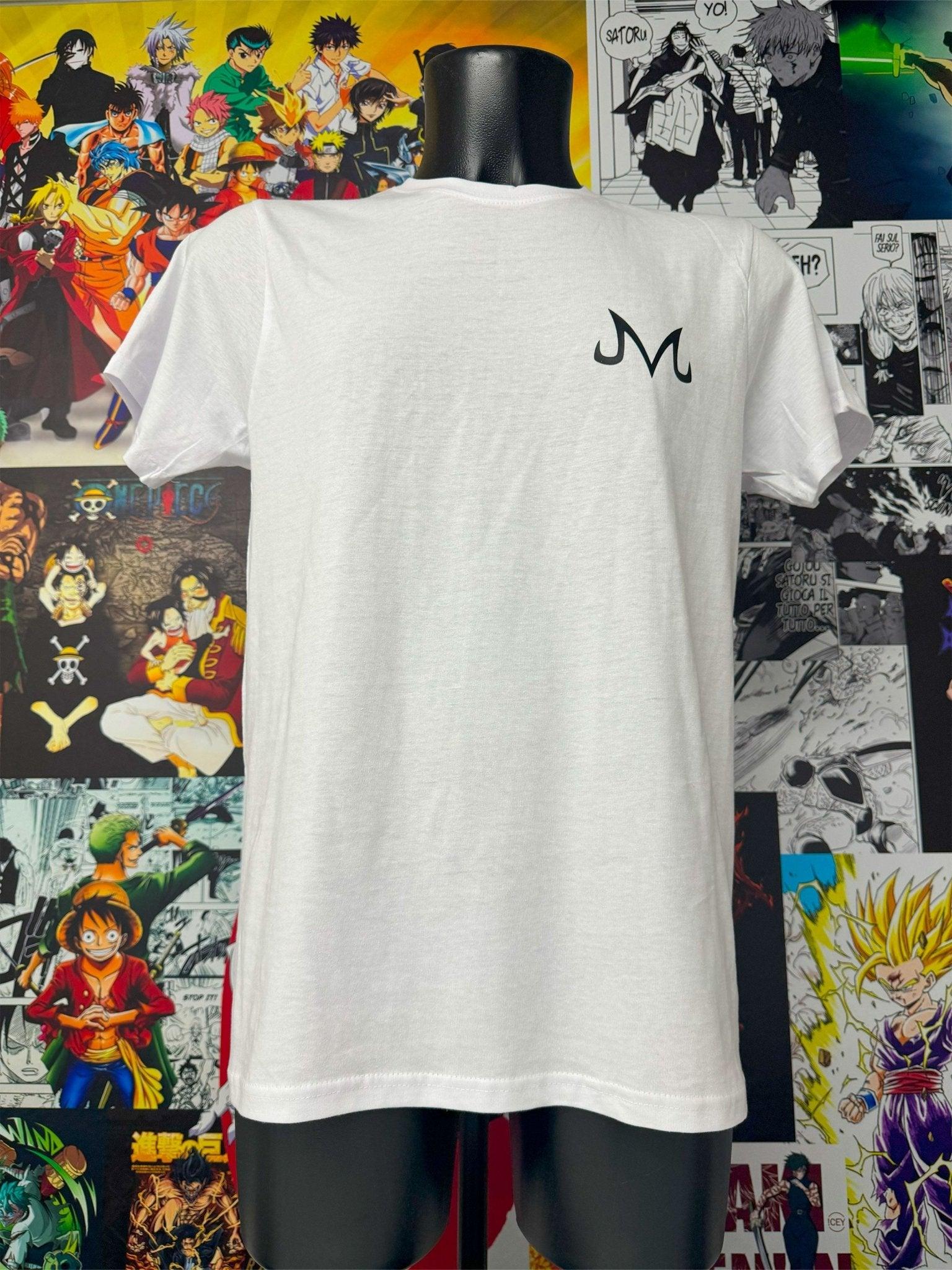 T-shirt bianca con simbolo Majin Bu Dragon Ball Z stampato sul retro, sfondo manga anime.