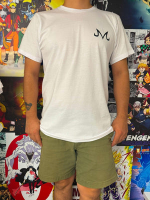 T-shirt bianca Majin B ispirata a Dragon Ball Z con logo nero ricamato, sfondo manga anime.