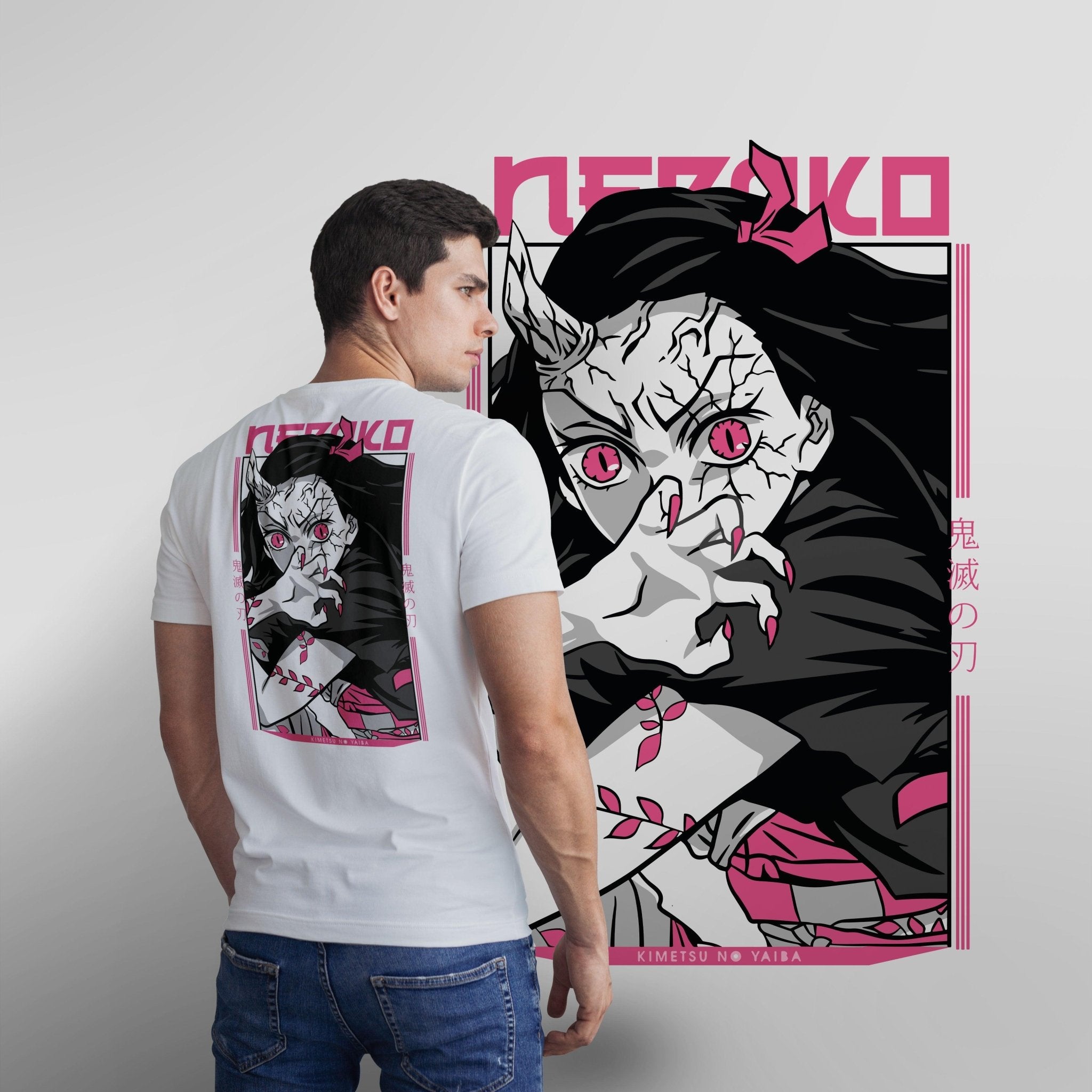 T-shirt bianca con stampa anime Nezuko Demon Slayer, uomo di spalle, illustrazione vivace