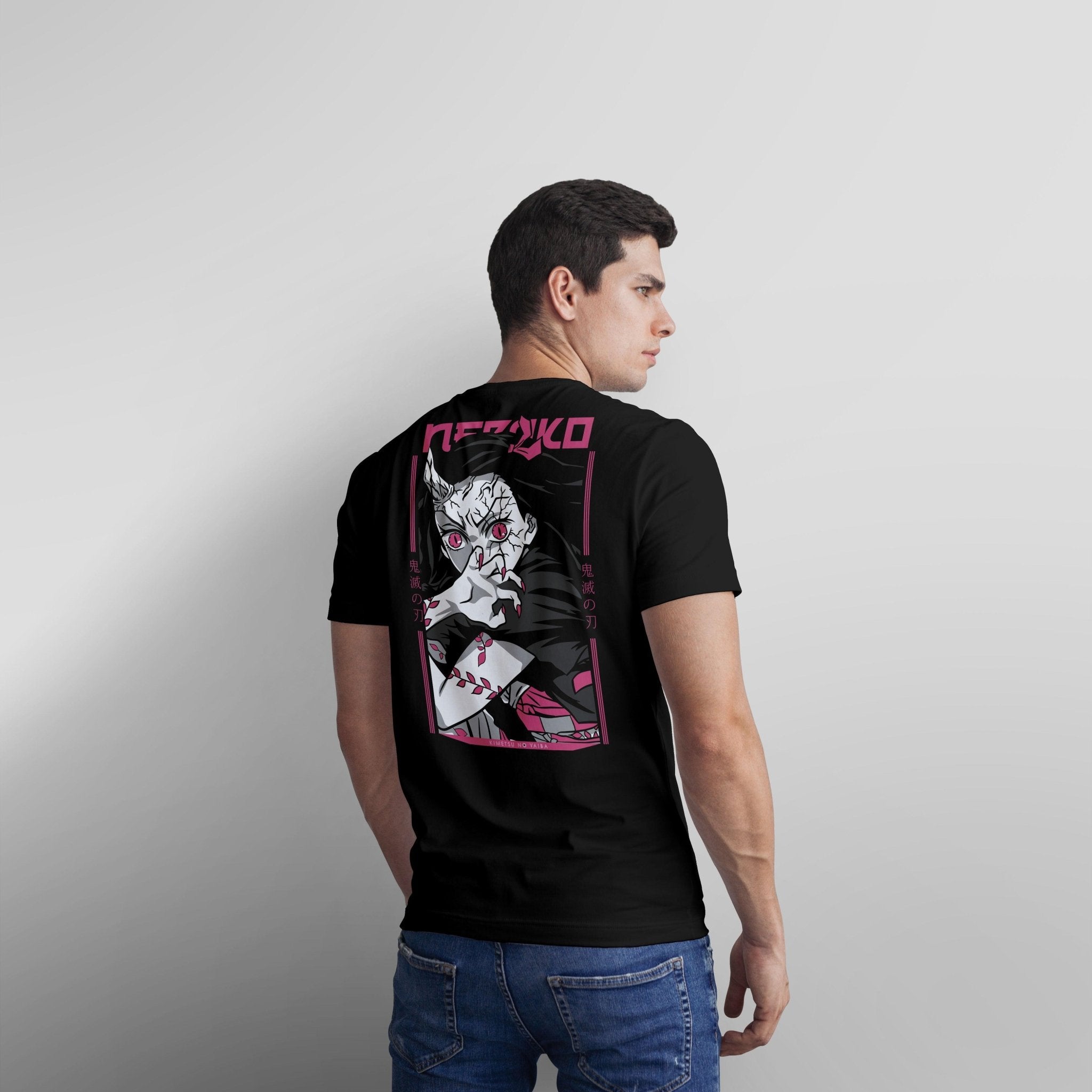 T-shirt nera anime con stampa Nezuko Demon Slayer, design manga e dettagli rosa.