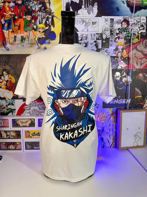 T-shirt bianca anime, stampa gigante Kakashi Sharingan sul retro, sfondo manga colorato.