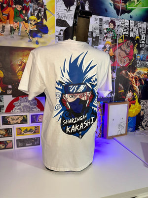 T-shirt bianca anime ricamata con grande stampa di Kakashi e scritta Sharingan sul retro