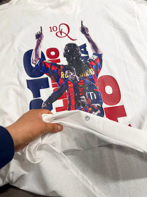 T-shirt bianca con stampa oversize di calciatore in maglia blaugrana, dettaglio sulla spalla.