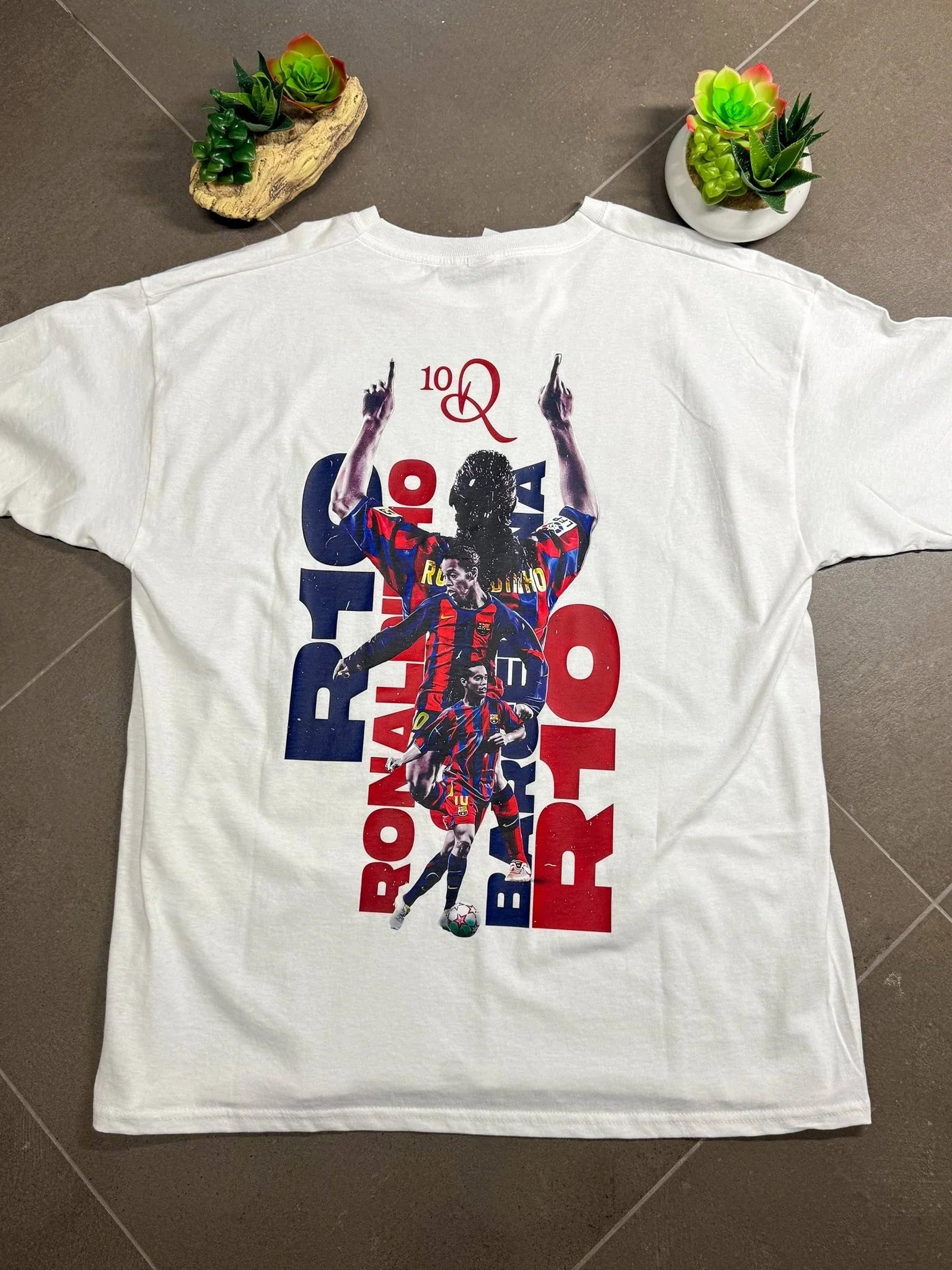T-shirt bianca oversize con stampa colorata di calciatore in stile Barcellona, testo R10 Ronaldinho sulla schiena.