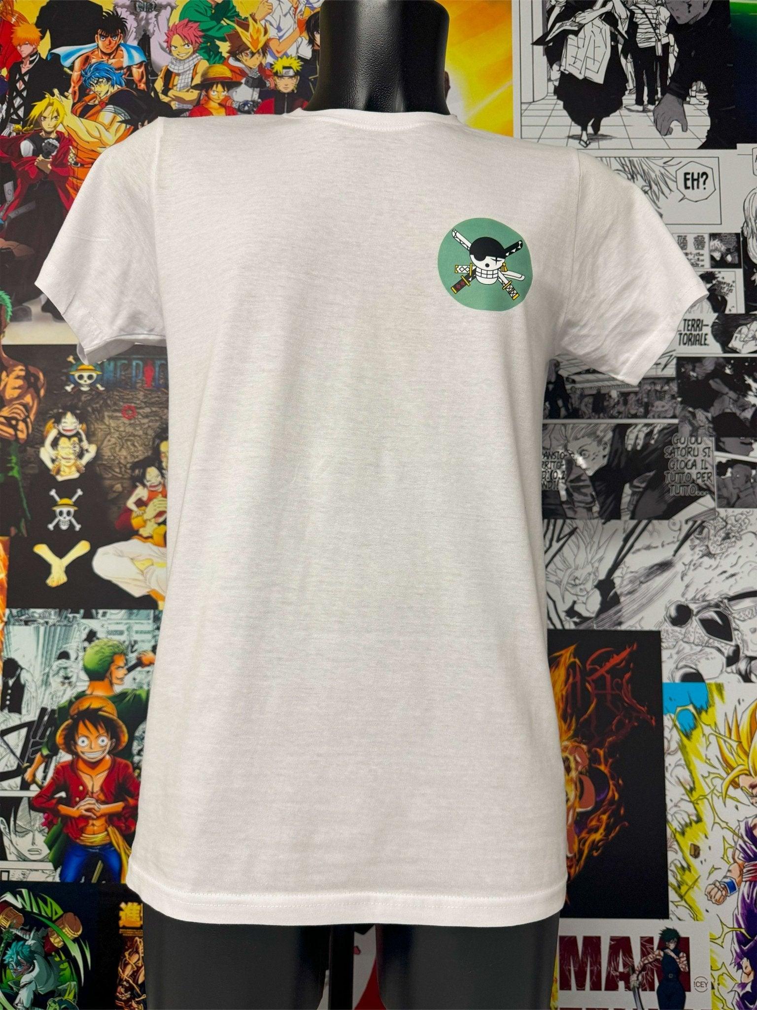 T-shirt bianca con piccolo logo Zoro Roronoa One Piece stampato sul petto, sfondo manga anime.
