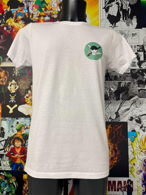 T-shirt bianca con piccolo logo Zoro Roronoa One Piece stampato sul petto, sfondo manga anime.