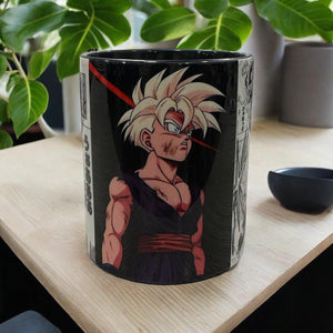 Tazza nera con Gohan Super Saiyan 2 di Dragon Ball stile manga su tavolo di legno.