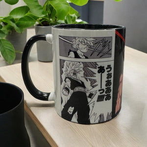 Tazza manga Dragon Ball con illustrazione di Gohan Super Saiyan 2 in bianco e nero su scrivania.