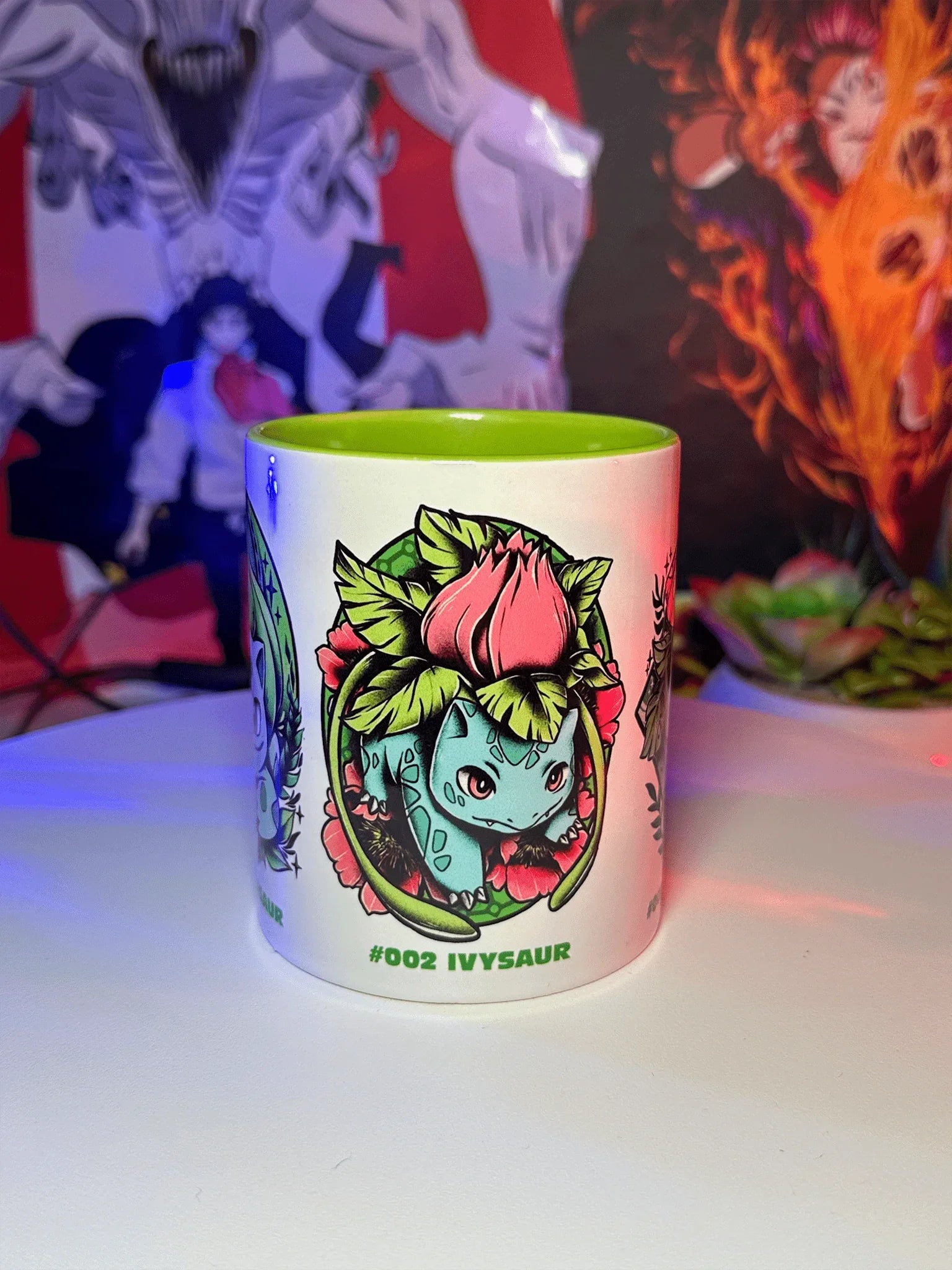 Tazza con illustrazione di Ivysaur stile anime, design colorato e dettaglio #002 Ivysaur.