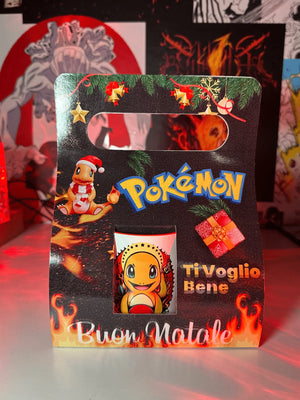 Tazza decorata con Charmander Pokémon, confezione natalizia con scritta Buon Natale e fiamme.