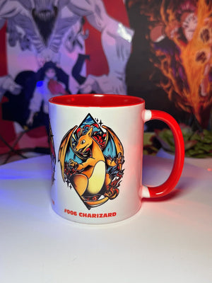Tazza bianca e rossa con illustrazione di Charizard Pokémon, design anime colorato.