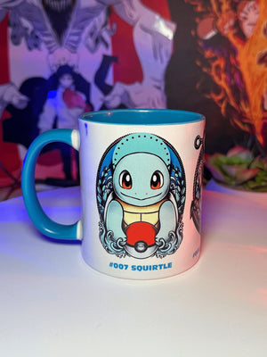 Tazza anime con illustrazione di Squirtle Pokémon e Pokéball, sfondo colorato