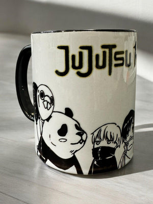 Tazza bianca con manico nero, decorata con personaggi e logo di Jujutsu Kaisen stile manga.