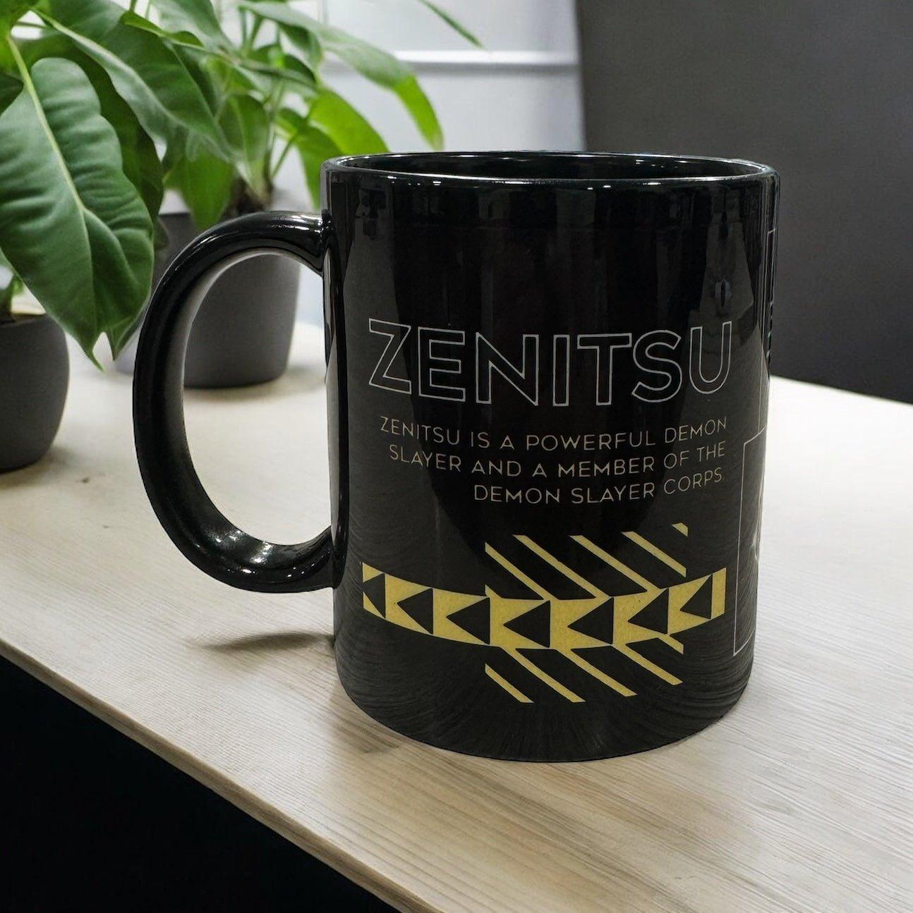 Tazza nera Zenitsu Kimetsu no Yaiba con scritta e design giallo, su tavolo con piante