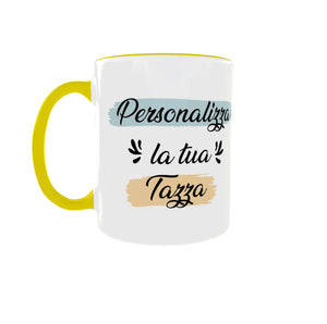 Tazza personalizzata con manico giallo e scritta 'Personalizza la tua tazza', sfondo bianco.
