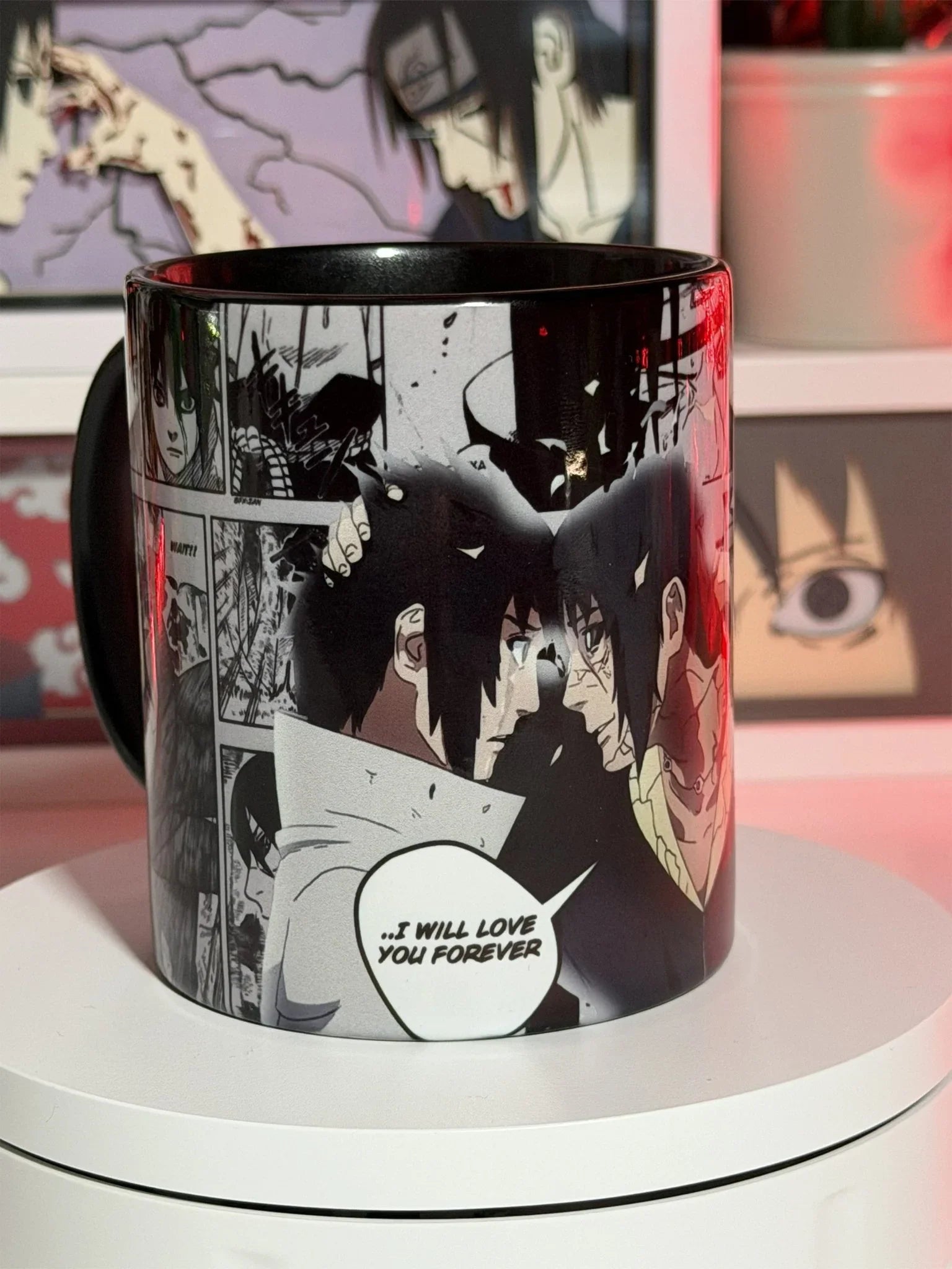 Tazza nera con illustrazioni di Itachi e Sasuke da Naruto, scena manga con frase emotiva.