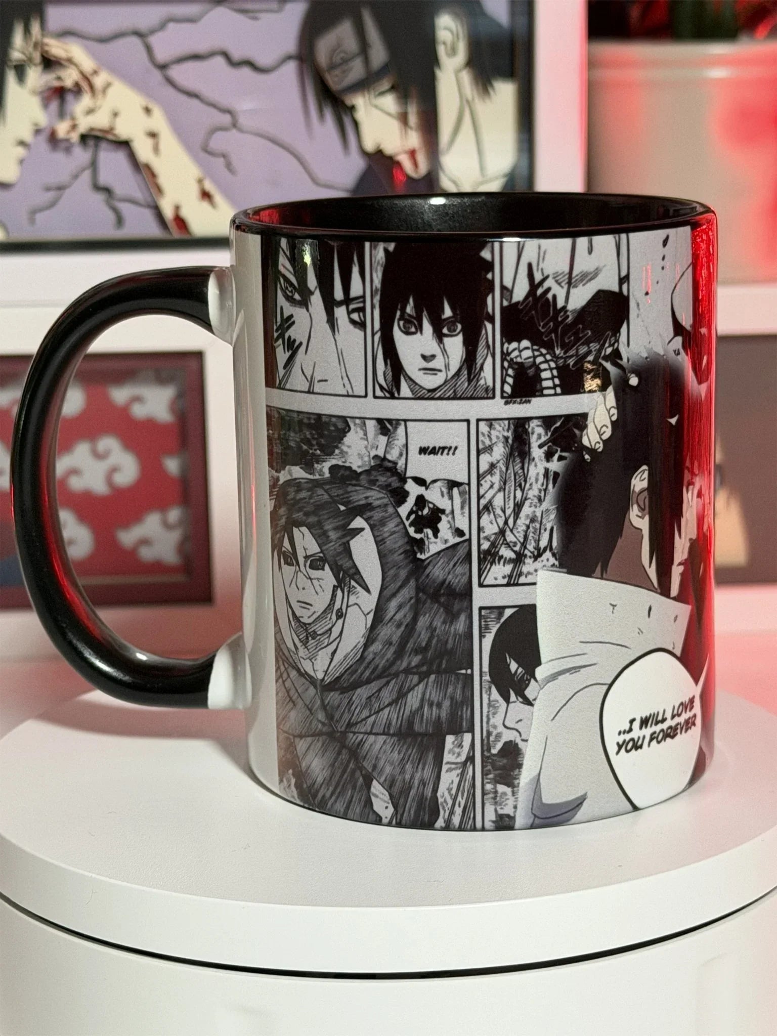 Tazza nera con stampe manga di Itachi e Sasuke di Naruto, scena emozionante in bianco e nero.