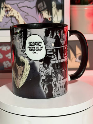 Tazza nera con immagini manga di Itachi e Sasuke Uchiha da Naruto, stile fumetto anime.