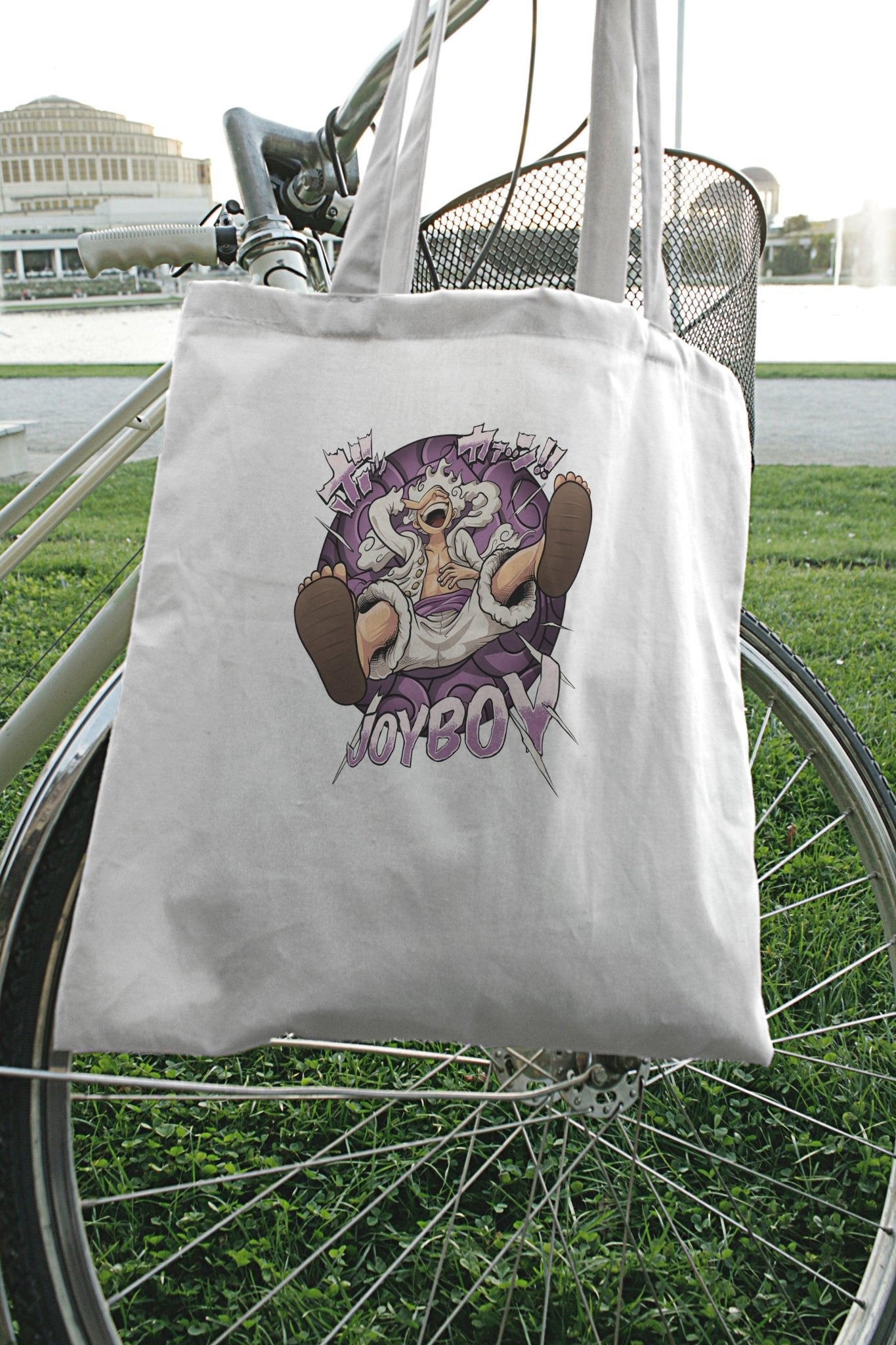 Shopper bianca con stampa anime Luffy Gear 5 Joyboy, su una bicicletta all'aperto