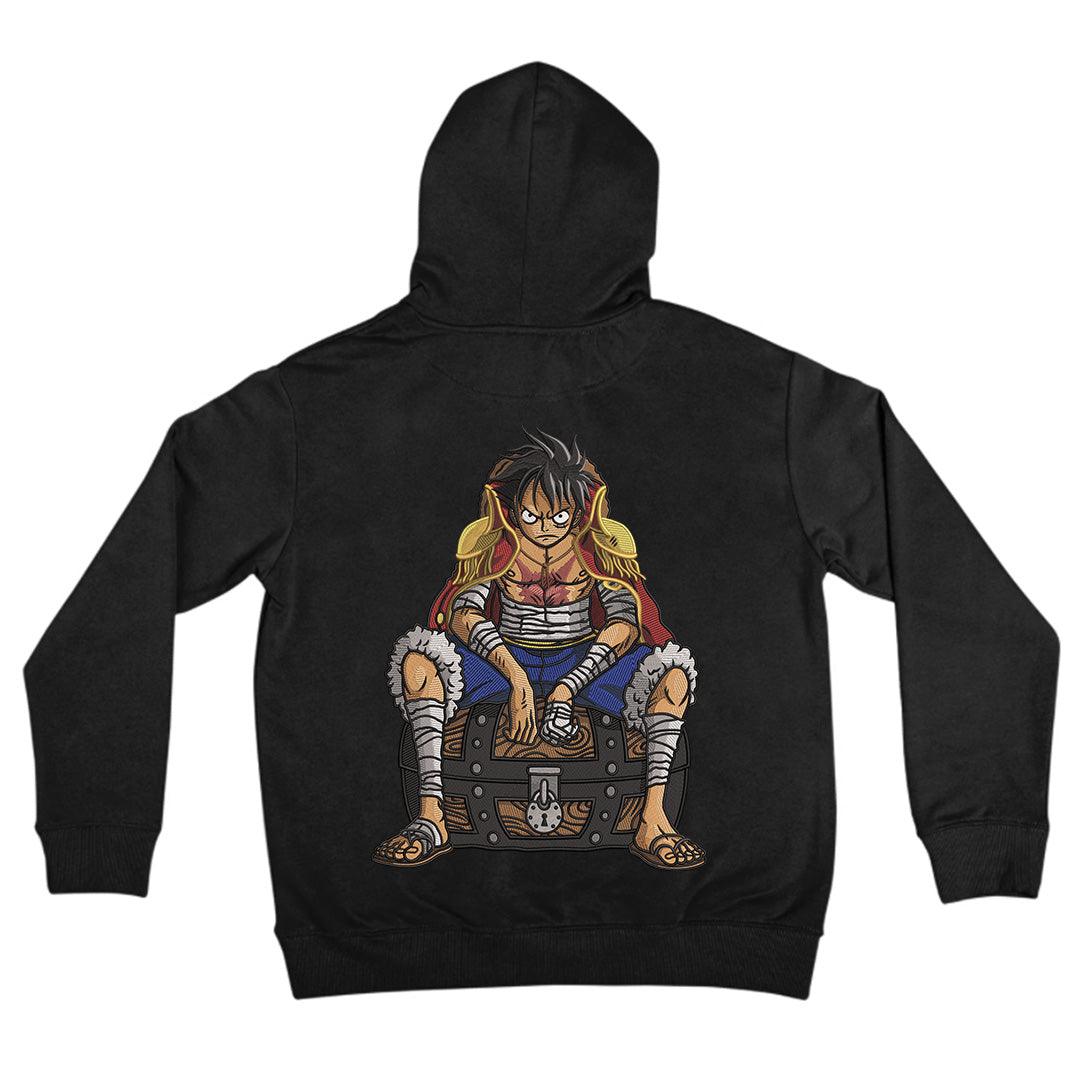 Felpa nera con ricamo anime King Luffy di One Piece seduto su forziere, stile giapponese
