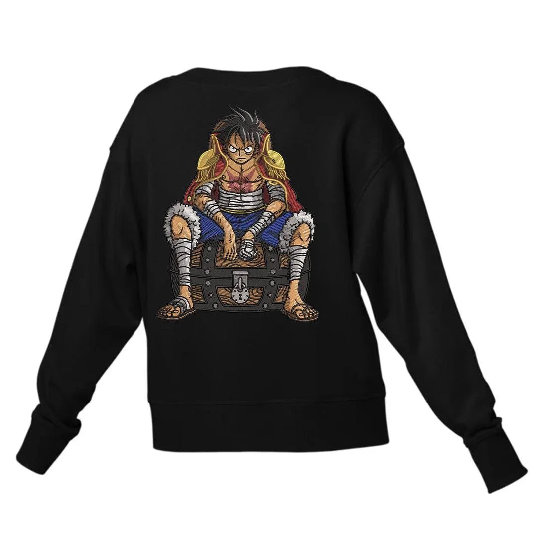 Felpa nera anime ricamata con personaggio seduto su forziere, stile One Piece, girocollo.