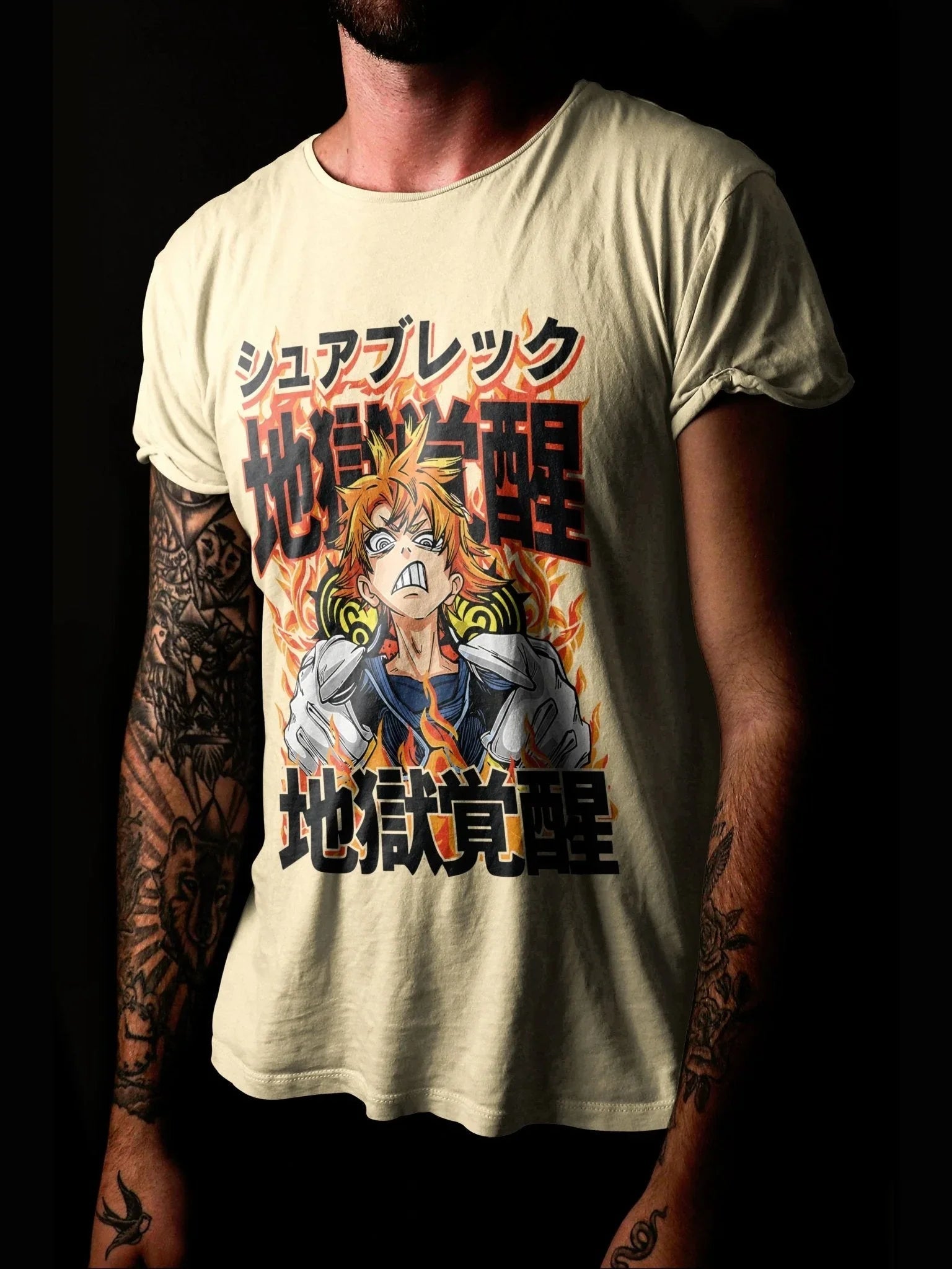 T-shirt anime beige con stampa personaggio manga stilizzato e scritte giapponesi, indossata da uomo tatuato.