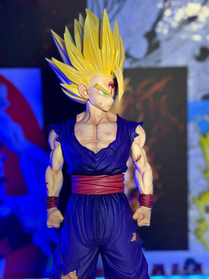 Action figure Gohan SSJ2 Dragon Ball Z dettagliata, capelli gialli e abiti strappati