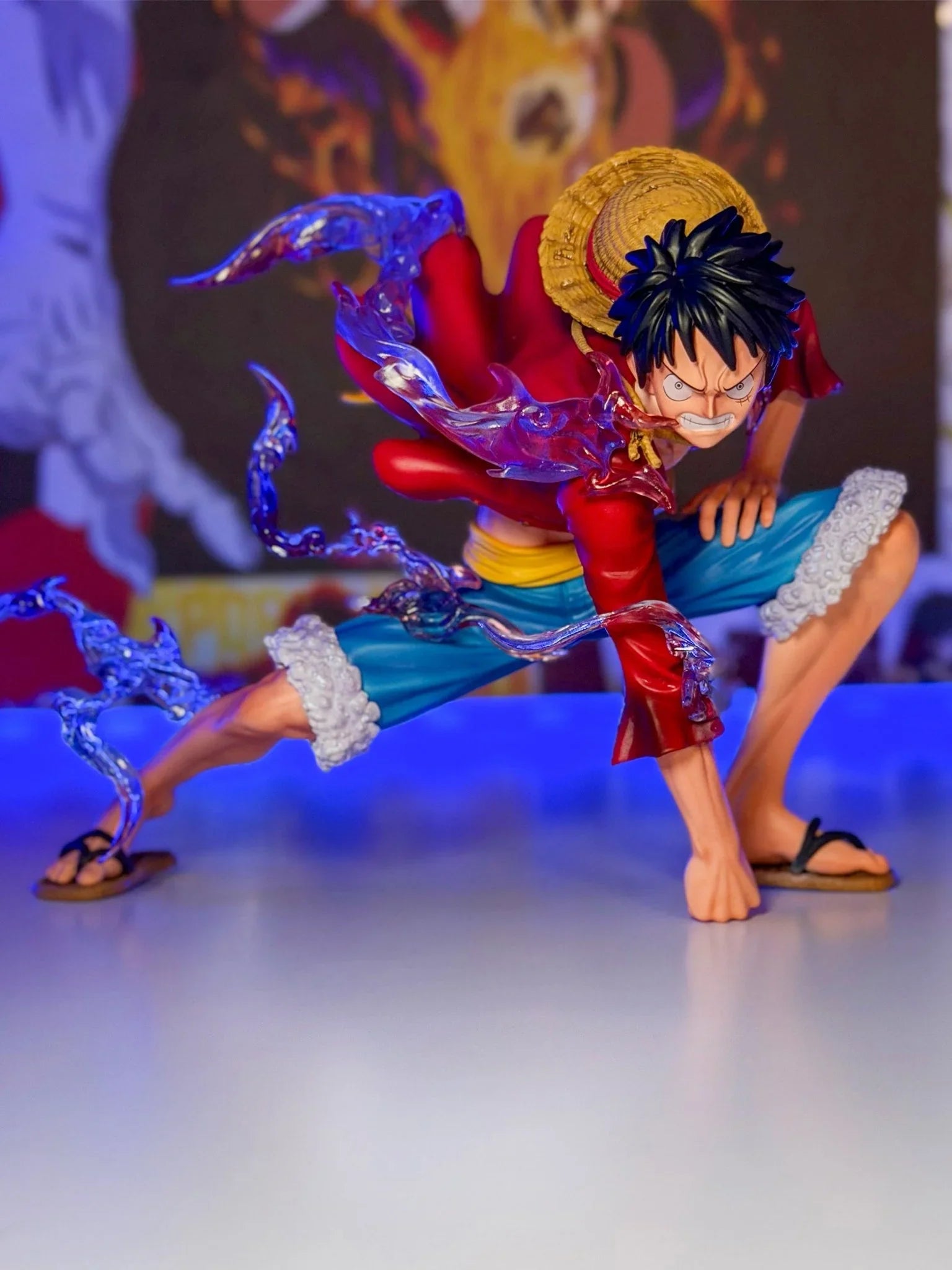Action figure Luffy Gear 5 One Piece, posa dinamica con effetti speciali azzurri, statua anime.