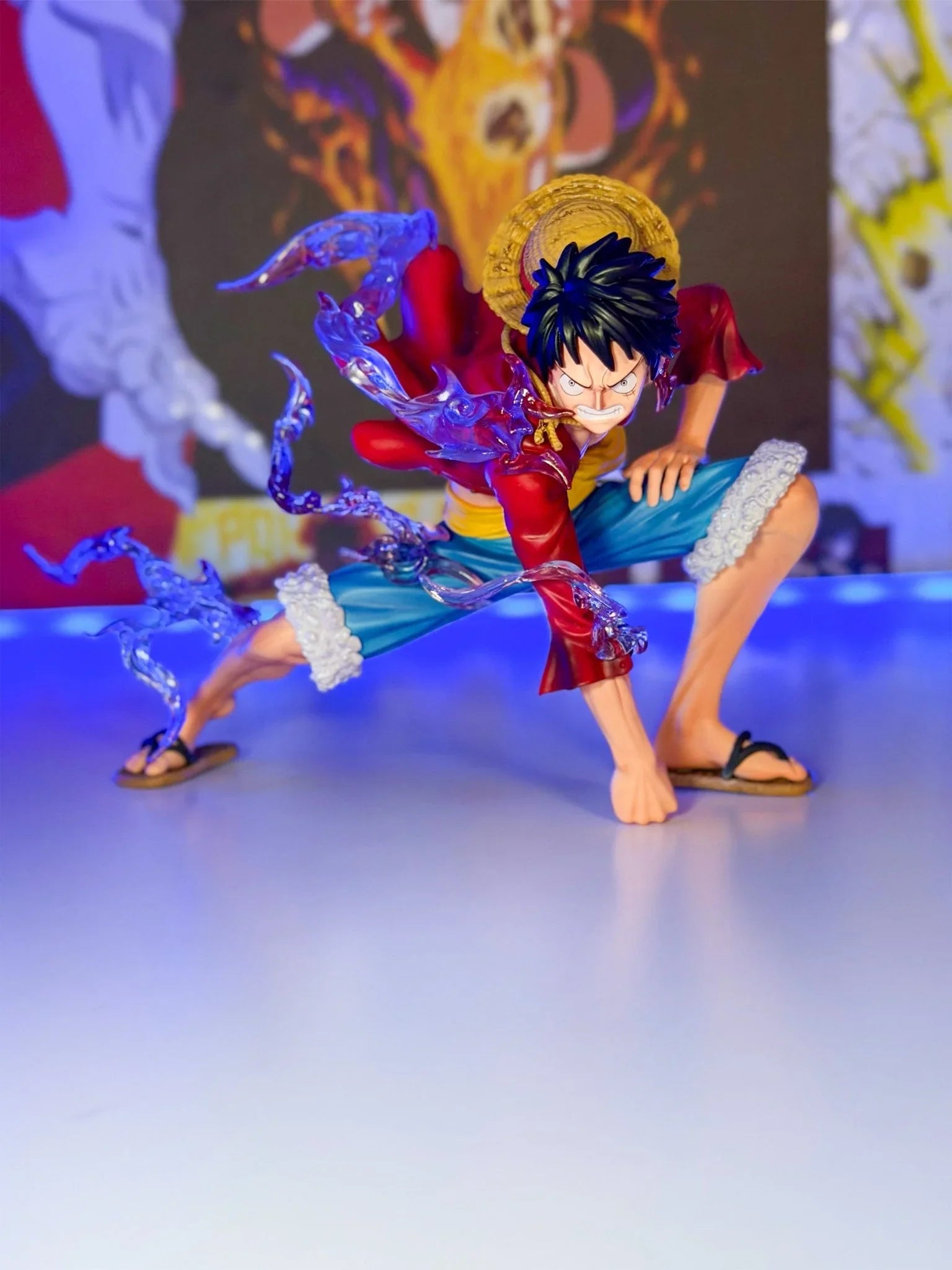 Action figure Luffy Gear 5 One Piece in posa dinamica con effetti blu, statua anime da collezione