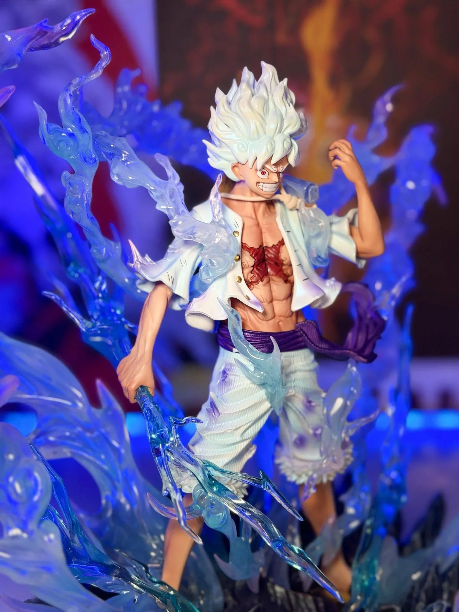 Action figure di Monkey D. Luffy Gear 5 One Piece con effetto energia blu trasparente.
