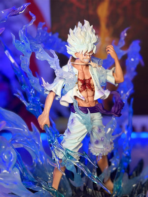 Action figure di Monkey D. Luffy Gear 5 One Piece con effetto energia blu trasparente.