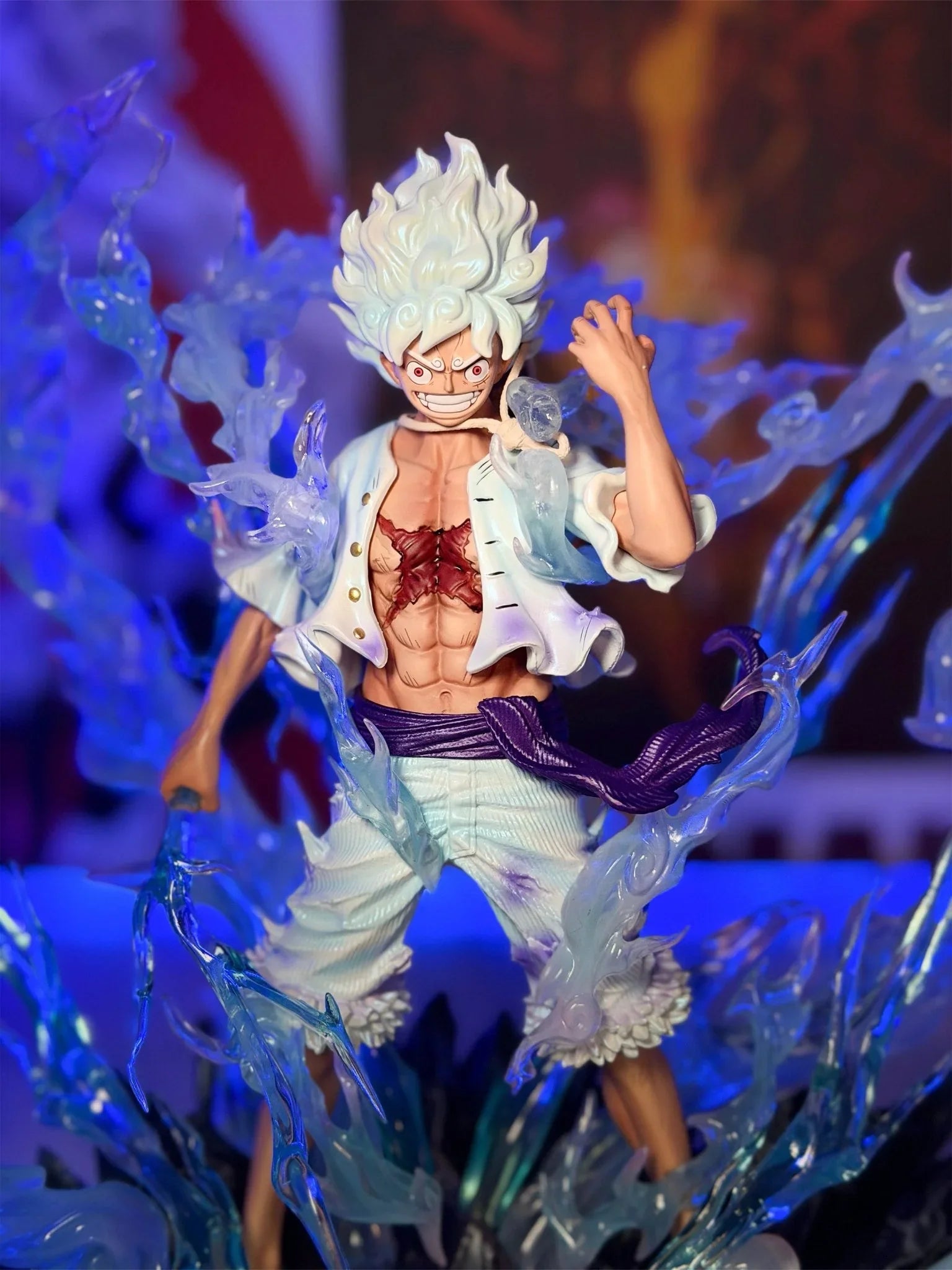 Action figure Monkey D. Luffy Gear 5 One Piece con capelli bianchi ed effetto energia blu