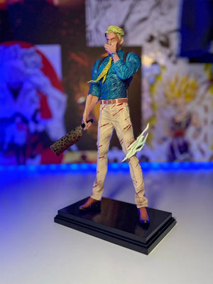 Action figure Nanami Kento Jujutsu Kaisen in posa da combattimento su base nera, dettagli realistici.