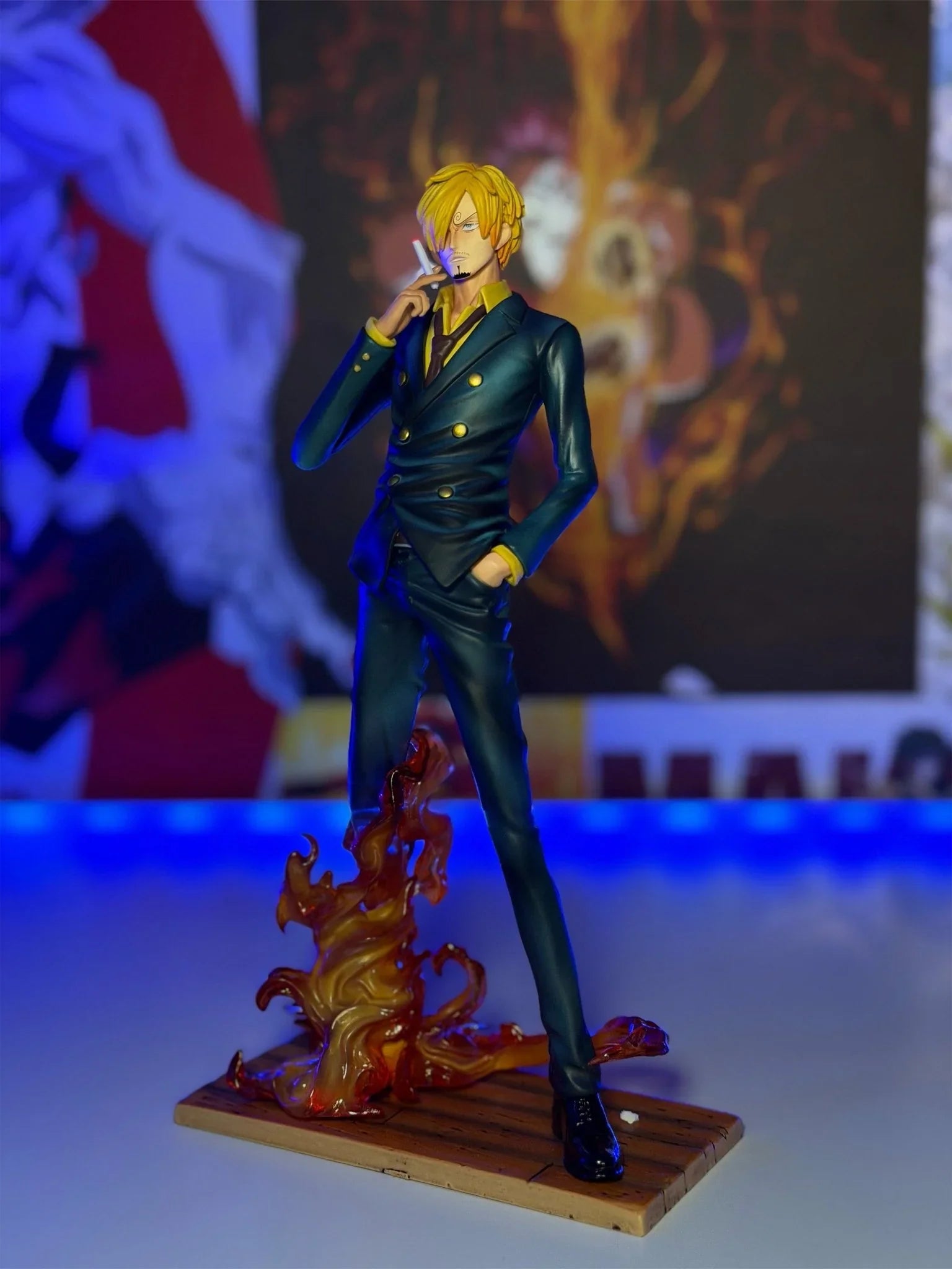 Action figure Sanji One Piece in abito verde con fiamme alla gamba, base da collezione.