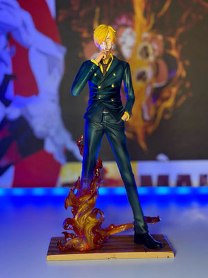 Action figure Sanji One Piece in uniforme verde con fiamme, statua da collezione su base.