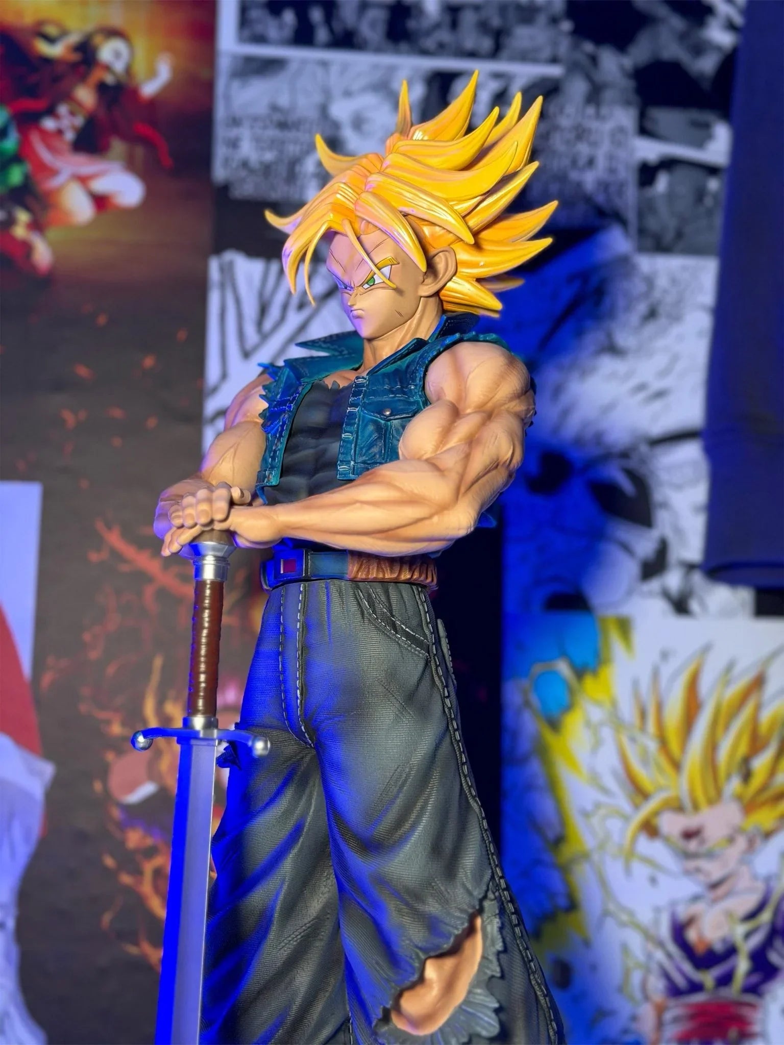 Action figure Trunks Super Saiyan con spada, dettagliata, 53 cm, Dragon Ball Z, fondo anime.