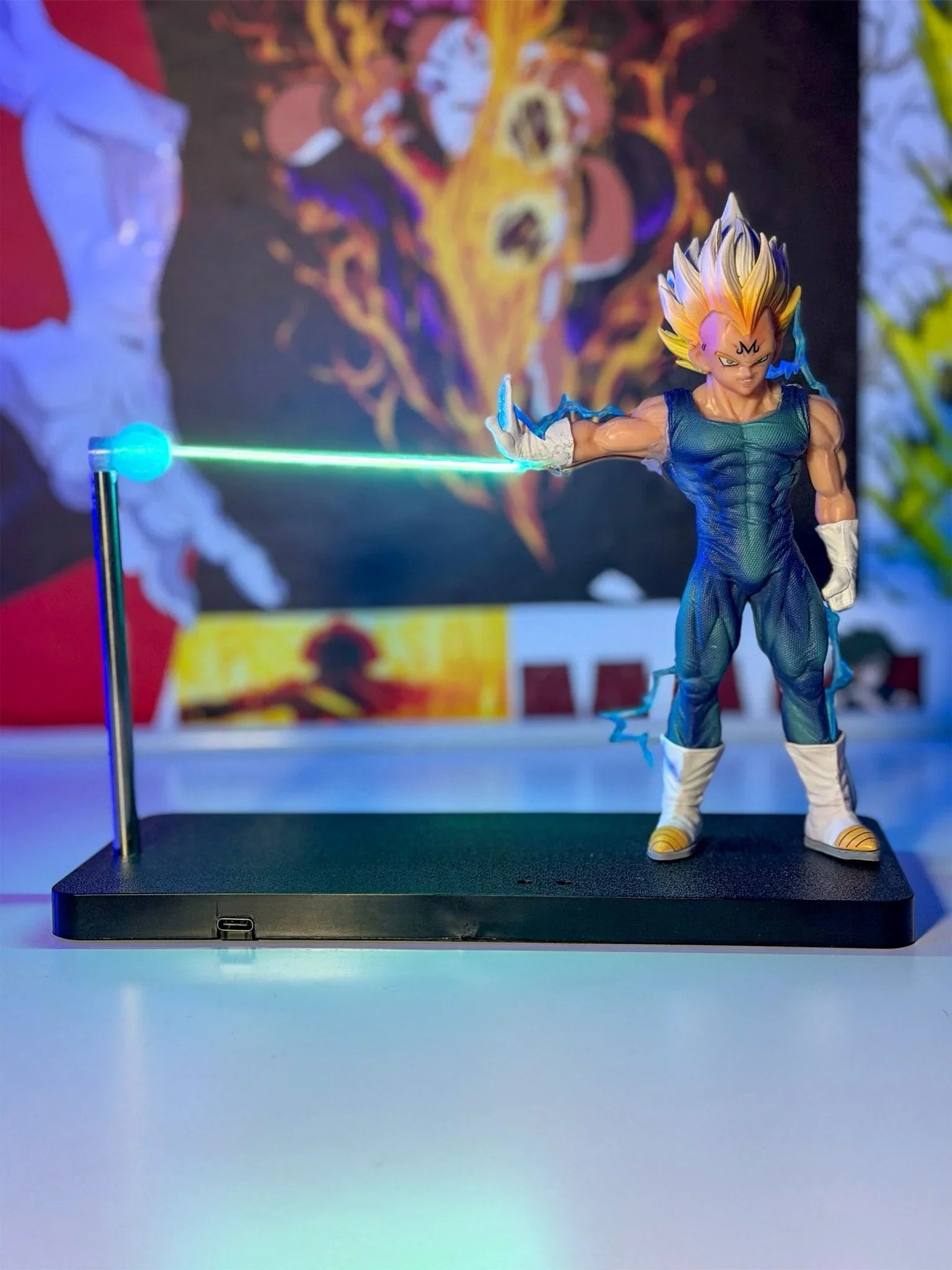 Lampada LED con action figure Vegeta Majin Dragon Ball, effetto luminoso su scrivania.