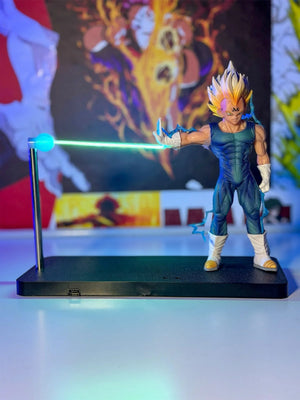 Lampada LED con action figure Vegeta Majin Dragon Ball, effetto luminoso su scrivania.