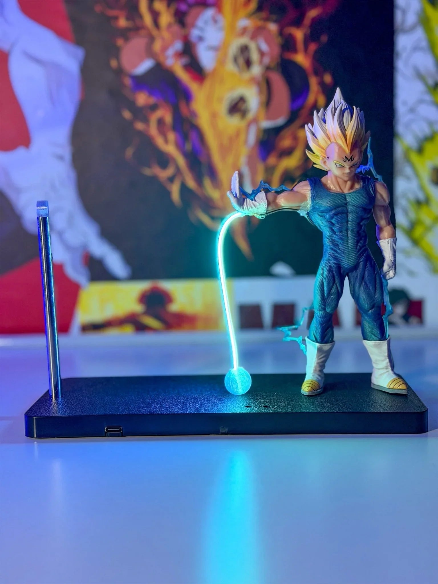 Action figure Vegeta Dragon Ball con effetto LED luminoso, base nera, sfondo anime colorato