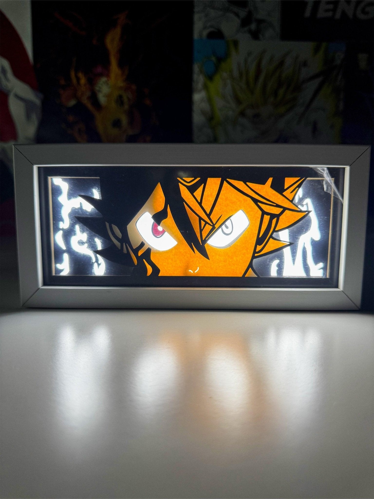 Light box LED anime decor con personaggio dagli occhi intensi, stile Black Clover.
