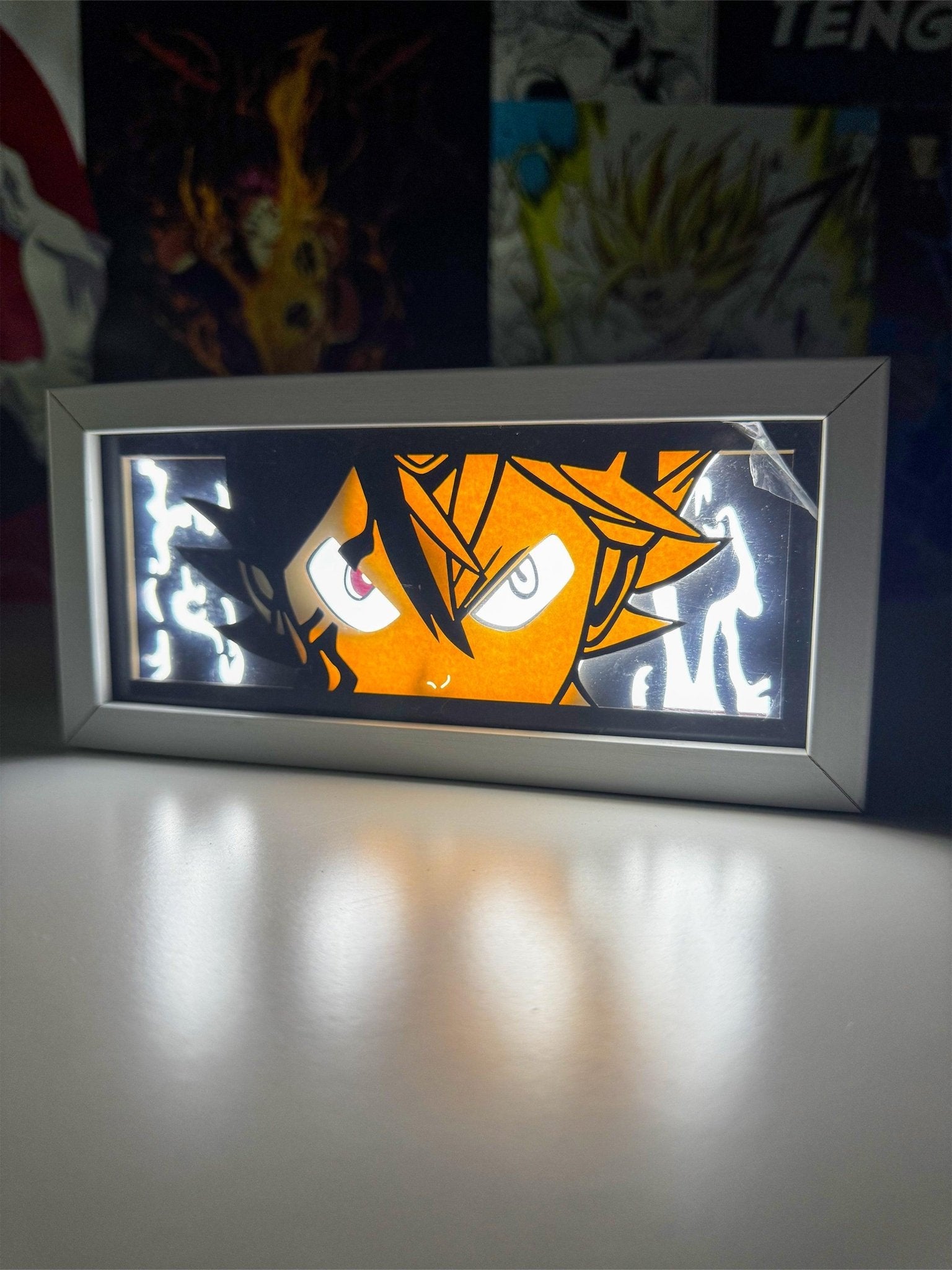 Decorazione LED anime con personaggio Black Clover, cornice luminosa per fan otaku.