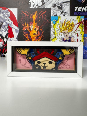 Cornice con light box raffigurante Chopper di One Piece, esposta davanti a poster anime.