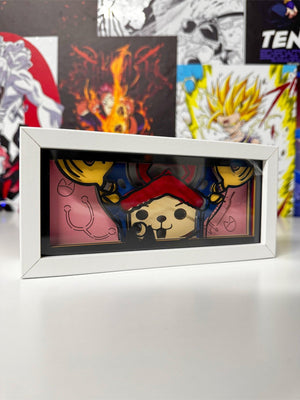 Light box decorativo con Chopper di One Piece, cornice bianca e sfondo anime colorati.