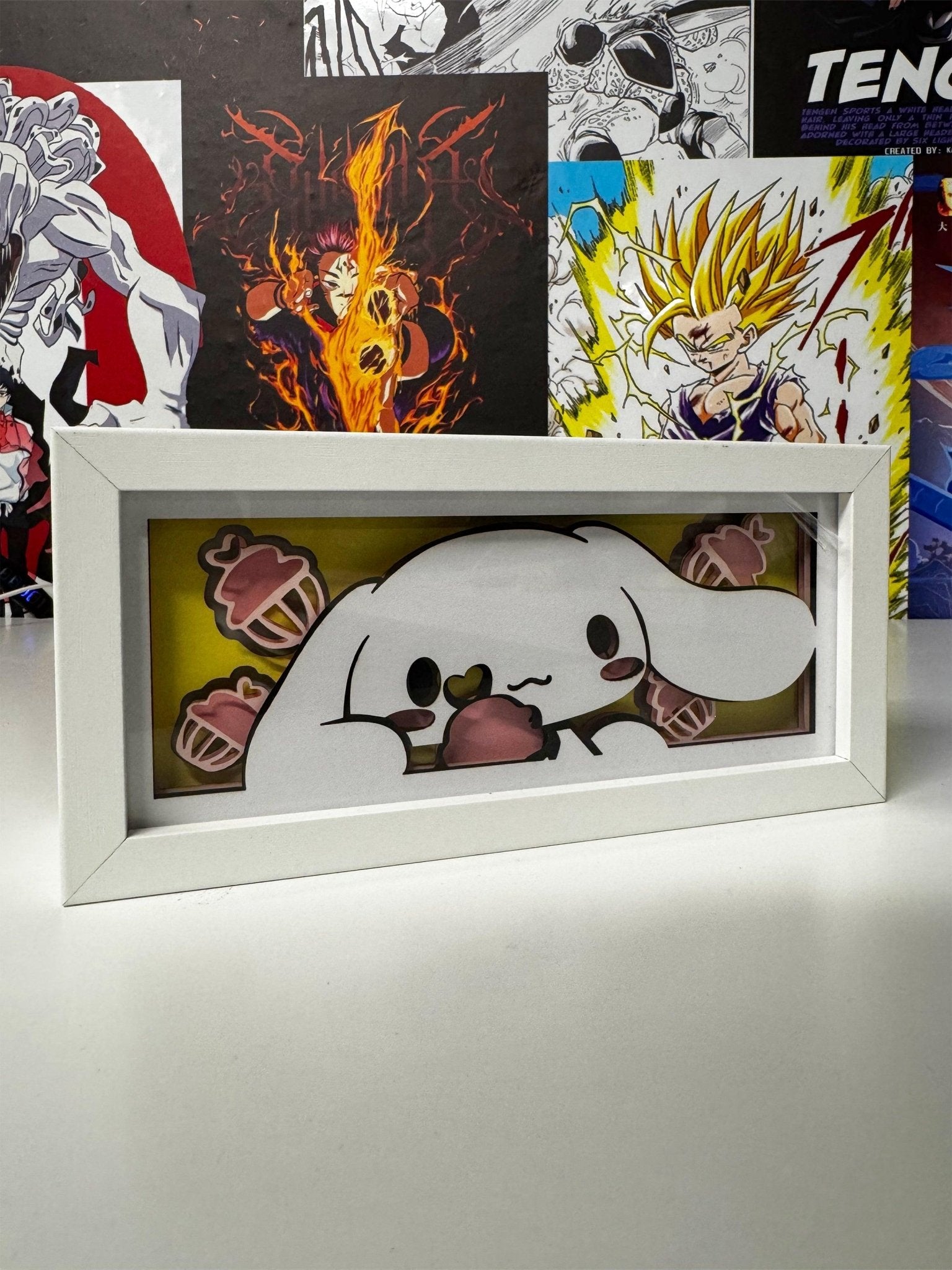 light box decorativo con personaggio manga kawaii bianco e dolci, sfondo poster anime