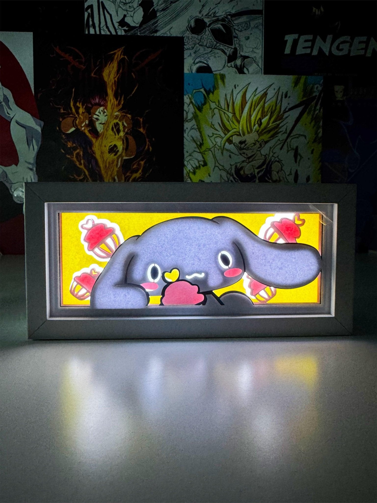 Lampada light box con personaggio anime kawaii e sfondo cupcakes, decorazione otaku