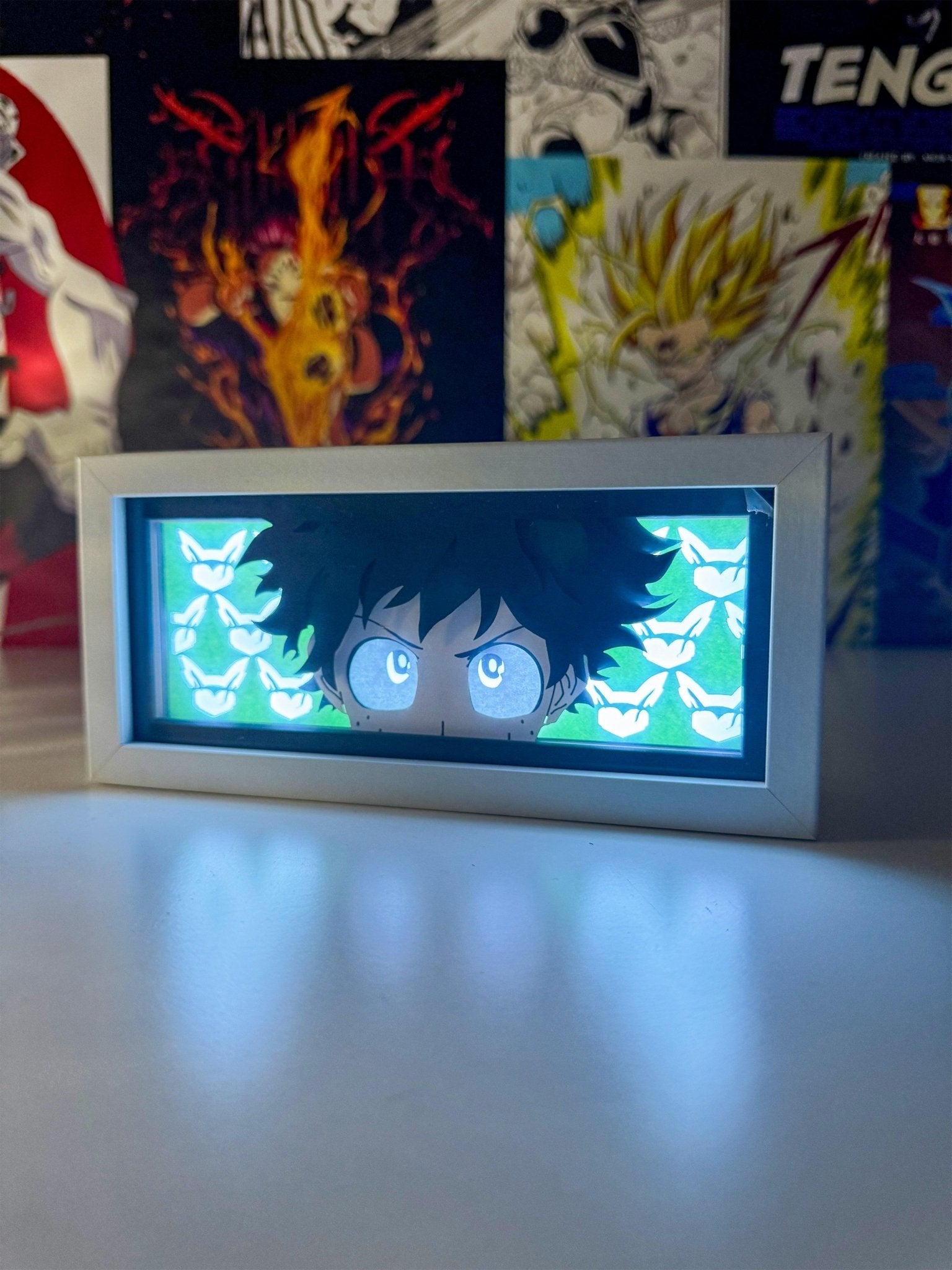 light box decorativo con personaggio anime occhi azzurri e sfondo verde, poster anime dietro