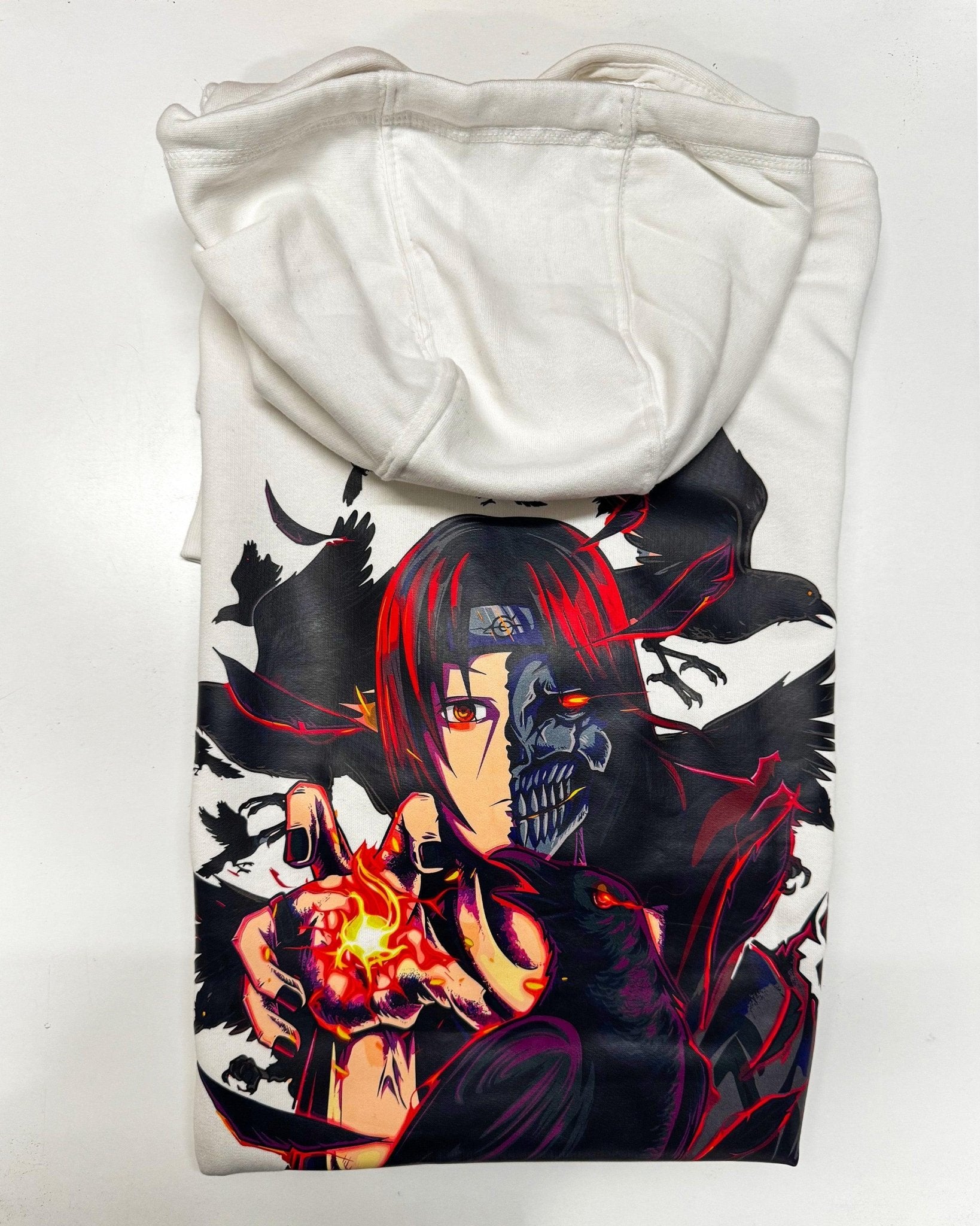 Felpa bianca anime con stampa Itachi Uchiha, design limited edition, corvi e effetto fuoco