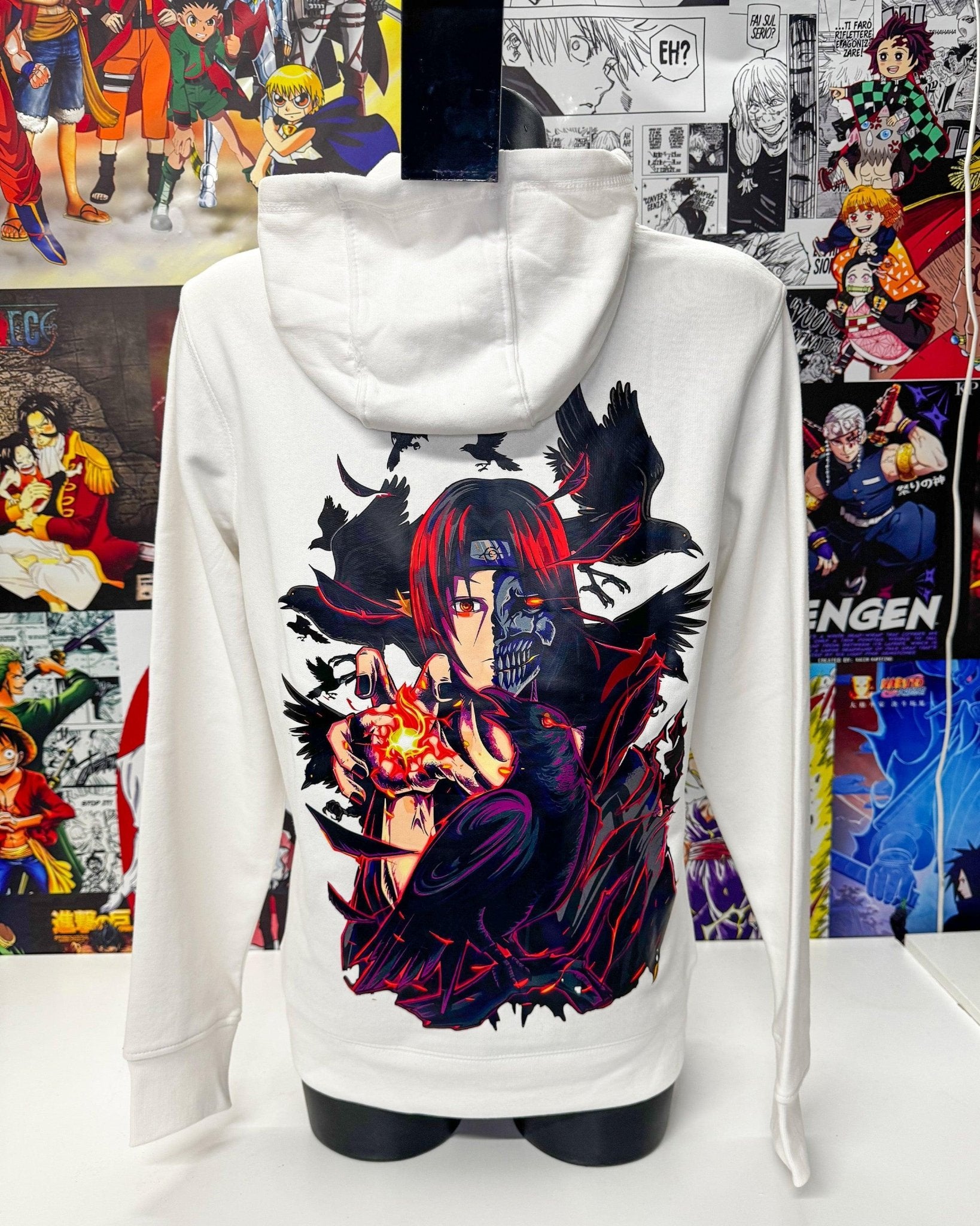 Felpa bianca con stampa anime di personaggio dai capelli rossi, corvi neri e sfondo manga.